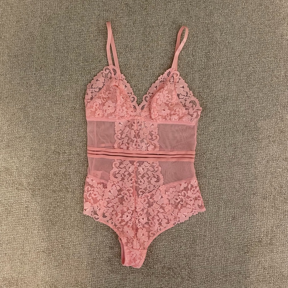 PINK LACE BODYSUIT